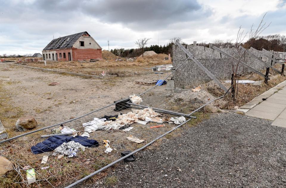 Det halvfærdige prøvehus på kasernegrunden har i perioder været tilholdssted for uindbudte gæster. I det hele taget har grunden taget sig dårligere og dårligere ud, som tiden er gået - og kontrasten til planerne om hotel, ferielejligheder og wellness-center har været enorm. Men nu kan der måske omsider komme skub i udviklingen af kasernegrunden. <i>Arkivfoto: Peter Broen</i>