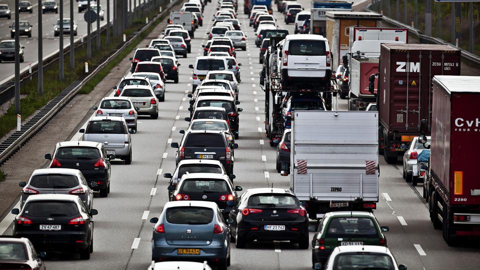 Vejdirektoratet har opdateret sin app "Trafikinfo", så det bliver lettere for bilister at give besked, når de ser et behov for oprydning efter tabt gods eller andre farlige situationer på vejene. Scanpix/Dennis Lehmann