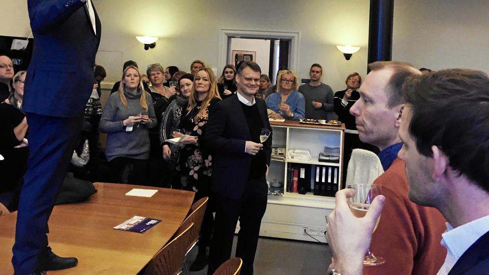 Fredag var en festdag på borgmesterens forvaltning. Borgmester Thomas Kastrup-Larsen (S) hæver glasset og ønsker tillykke med resultatet, der betyder, at Aalborg i 2021 kan åbne en ny kollektiv buslinje fra vestbyen til det ny universitetshospital i Aalborg Øst. Privatfoto