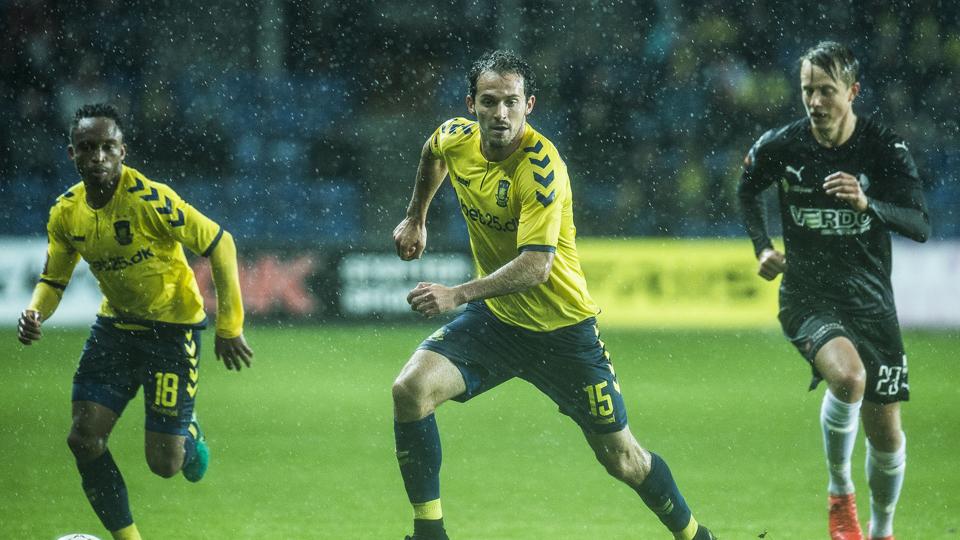 Du gulblusede fodboldspillere fra den københavnske vestegn kan regne med nordjysk opbakning, hvis alt andet svigter. Foto: Scanpix <i>Scanpix Denmark</i>