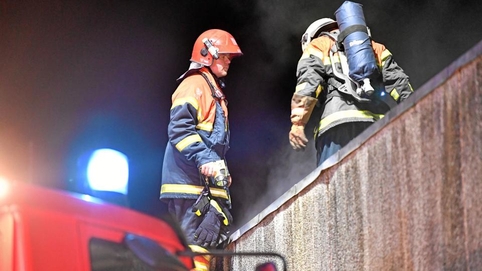 Klokken 20.35 søndag blev brandmandskabet kaldt til Ranum - med melding om, at der var gået ild i bygningen, hvor Ranum Efterskole i en række år har haft skater- og hardball-bane. Bygningen rummer også halmballer, som efterskolen bruger til bueskydning. Det var disse baller, der brændte. Under branden skete der store skader på hele den forreste del af bygningen. Det er ikke mindst gået ud over tagkonstruktionen. Foto: Jan Pedersen