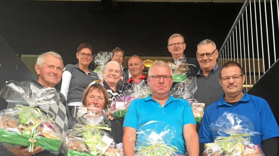 Præmietagerne i parmatchen i Hvalpsund fotograferet efter veloverståede strabadser på golfbanen. Privatfoto