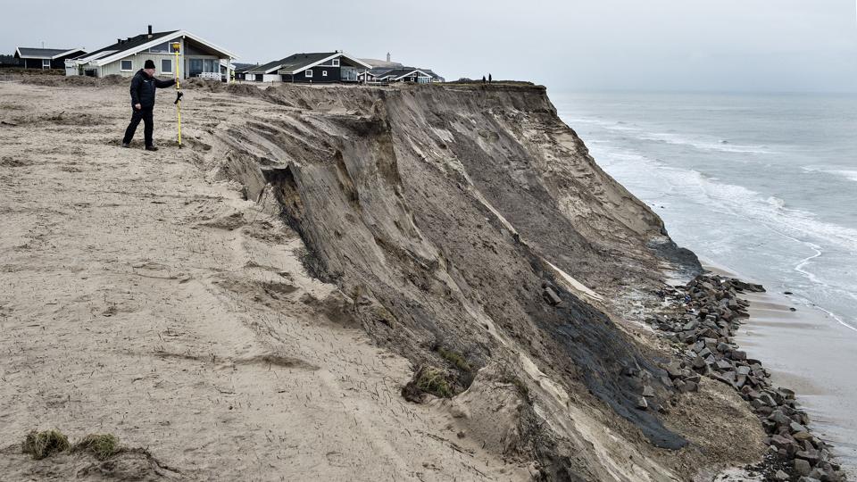 Det er tre sommerhusejere her - ved skrænten mellem Rubjerg Knude og Lønstrup by - der nu får lov til at vende tilbage til deres sommerhuse. Arkivfoto: Henning Bagger/Ritzau Scanpix <i>Ritzau Scanpix</i>