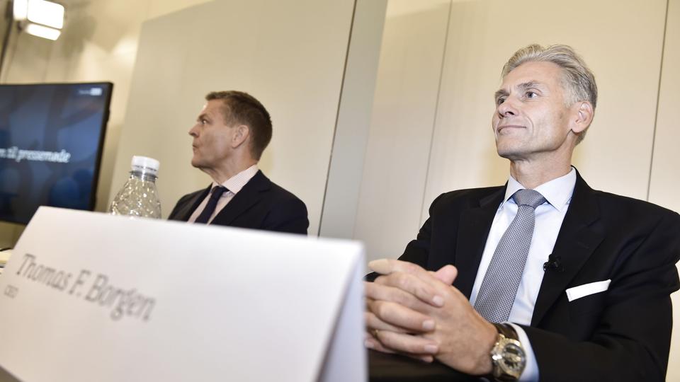Danske Bank direktør Thomas Borgen (th) har bekendtgjort sin afgang, og også bestyrelsesformand Ole Andersen er på vej væk efter bankens interne advokatundersøgelse af hvidvask i bankens filial i Estland. Imens overvejer en række kommuner, om de fortsat skal være kunder i banken. Foto: Mads Claus Rasmussen/Ritzau Scanpix <i>Ritzau Scanpix</i>