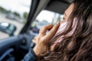 Risikabelt og forbudt: Politikontrol afslører folk tale i mobil under kørsel