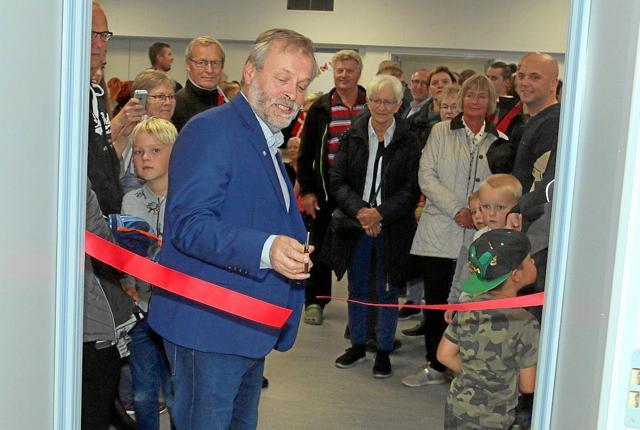 Udvalgsformand Svend Madsen klippede snoren til det ny børnehus, der har kostet cirka 15 millioner kroner.Foto: Erik Røgild
