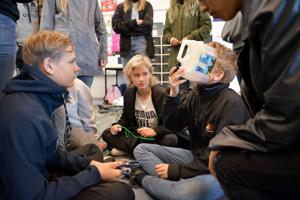Anderledes skoledag i Støvring: Elever dissekerede grise og lavede propeller