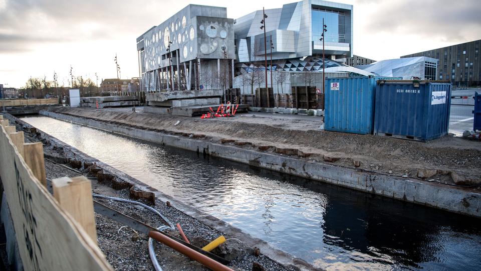 Et metertykt lag materiale fra årtiers aflejringer på bunden af Østerå skal fjernes. I stedet hæves åbunden med et lag sten. Arkivfoto: Laura Guldhammer <i>Laura Guldhammer</i>