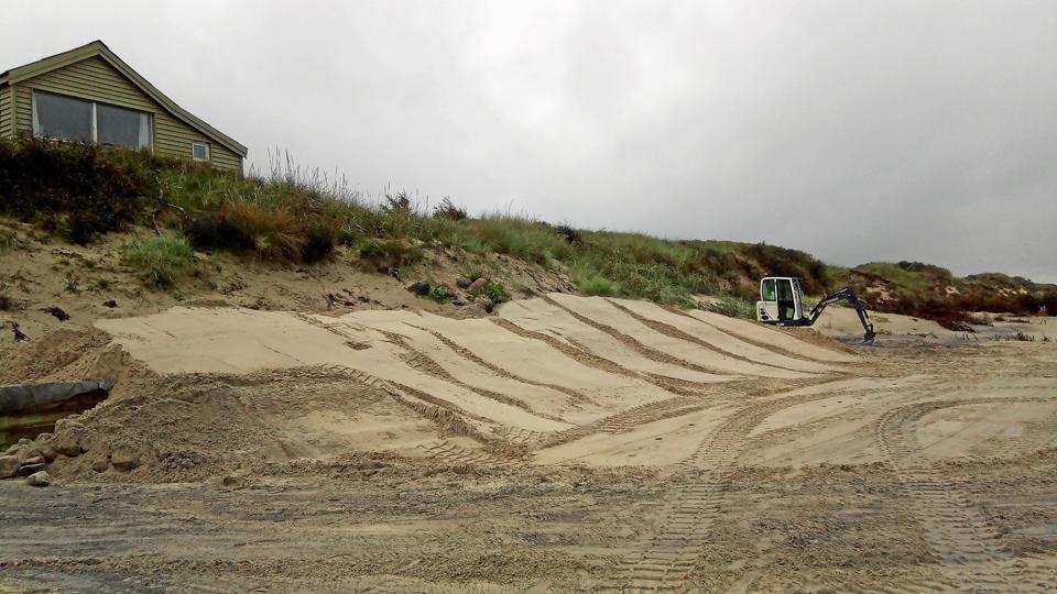 Før stormen var der lagt sand ud over trækonstruktionen foran Ole Juuls sommerhus, men arbejdet var ikke færdigt.