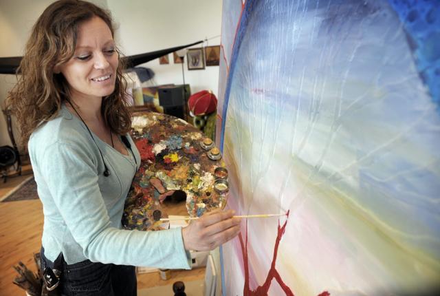 Afdøde Peninna Risgaard - her i gang med pensel og farver i 2010 - - mindes i disse dage med en udstilling i Det Røde Pakhus. Arkivfoto: Michael Bygballe