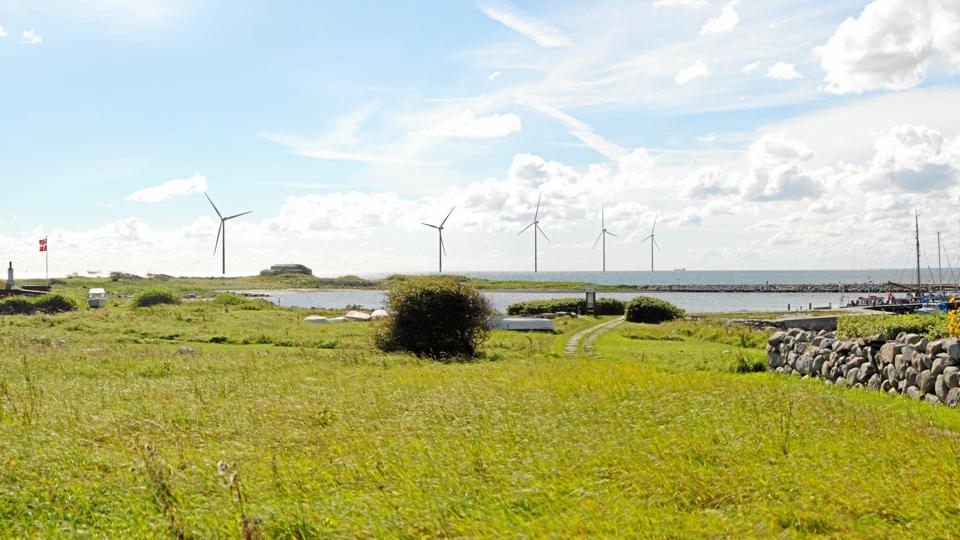 Panoramavisualisering fra Hirsholm med to nordlige møller med en totalhøjde på 200 meter. De tre sydlige møller har en totalhøjde på 265 meter. Afstand til nærmeste nye vindmølle er 1,6 kilometer, og fjerneste nye vindmølle er 5 kilometer.Visualiseringer: European Energy