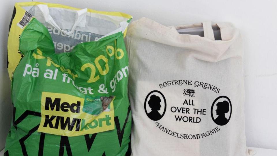 Bomuldsposer belaster miljøet mere end plastikposer. Men det betyder ikke, at plast er godt for miljøet. Foto: Videnskab.dk