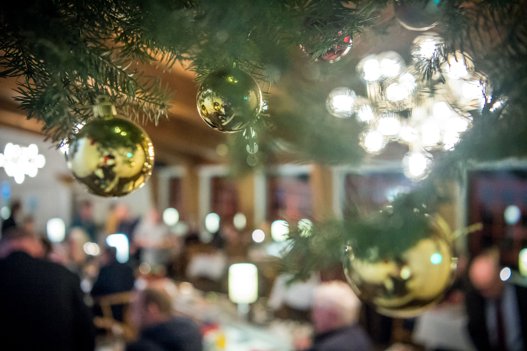 Der holdes i denne tid masser af store julefester i sportshaller rundt om i det nordjyske. Ifølge en overlæge i infektionsmedicin er det umuligt at sikre festerne mod smitte. Arkivfoto: Martin Damgård