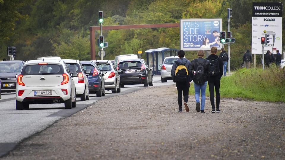 Trafiksikkerheden har haltet i mange år ved indkørslerne til TechCollege på Rørdalsvej (billedet) og Øster Uttrup Vej. Foto: Michael Koch <i>Michael Koch</i>