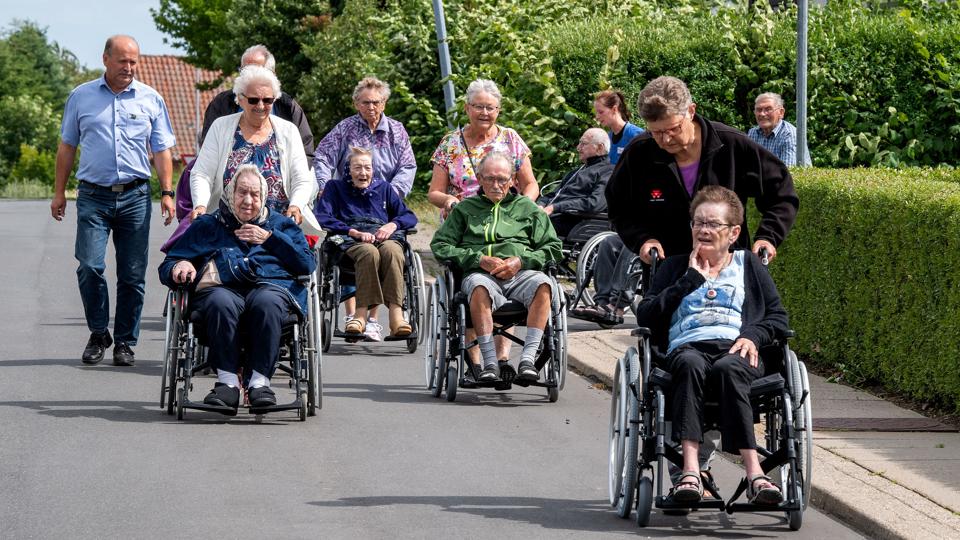 Så er der afgang for den ugentlige cirka en time lange rundtur i Suldrup by, hvor de tre nye kørestole får deres debut. De ugentlige ture fra maj til oktober går ad forskellige ruter. <i>Foto: Henrik Bo</i>