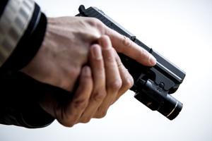 Mand anmeldt for at true med våben - politiet trak tjenestepistolerne