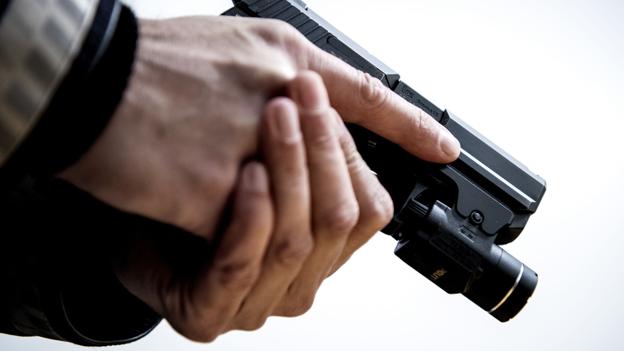 Betjent ville vise drenge sin pistol: Skød sig selv i hånden