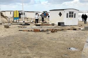 Badehuse står hulter til bulter: Hvide småhuse kastet rundt i stormen