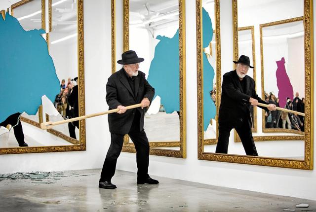 En video af kunstneren Michelangelo Pistoletto, der smadrer store spejle med en kølle, er gået viralt. Foto: Kunsten