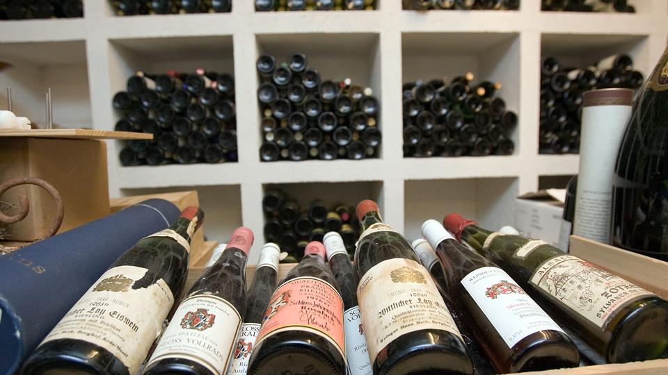 Det bedste sted for vinen, der skal lagre i mange år, er en vinkælder, hvor flaskerne ligger uforstyrret og uden påvirkning af sollys. Den bedste temperatur er lidt under 10 grader.