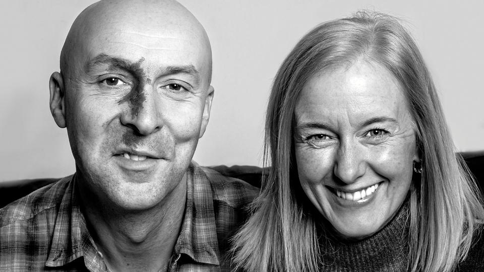 Christopher Brookmyre og Marisa Haetzman. Han er krimiforfatter. Hun er anæstesilæge. Og sammen skriver de romaner under pseudonymet Ambrose Parry <i>Flemming Junker</i>