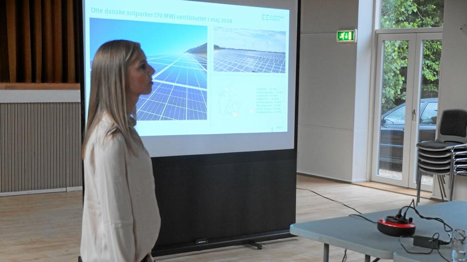 Maja Kronborg Rasmussen, senior projektleder i European Energy, fortalte om projektet ved et borgermøde mandag aften. Foto: Carsten Tolbøll