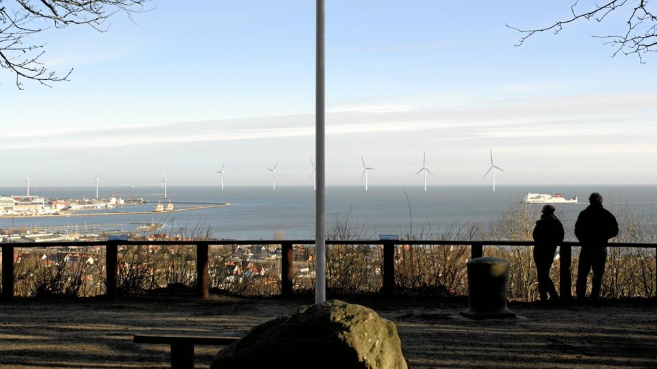 Ny udsigt fra Pikkerbakken - seks 300 meter høje møller ses til højre i billedet og de eksisterende havnemøller til venstre. Visualisering