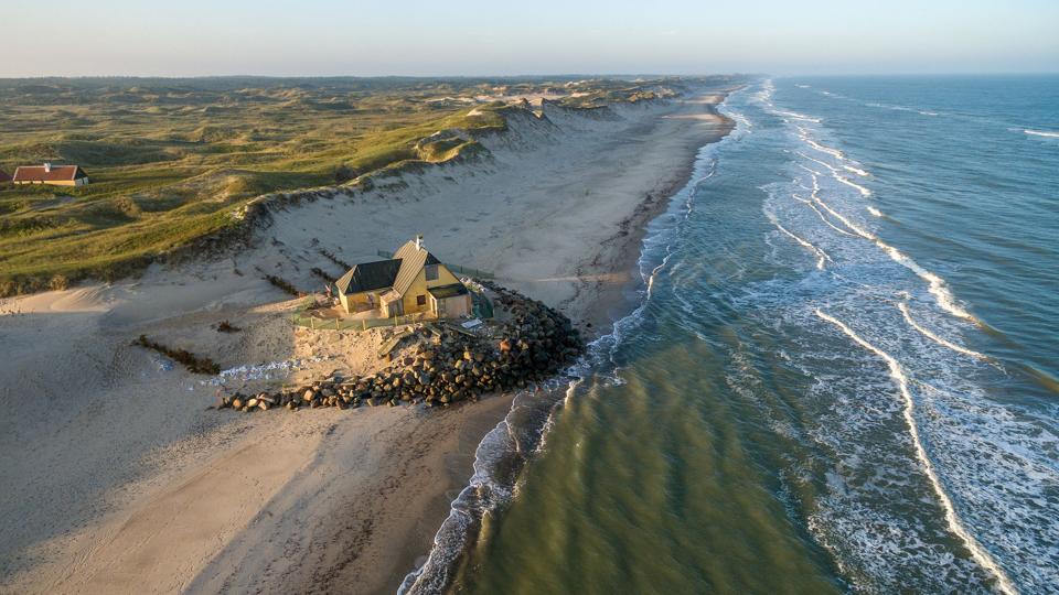 Kysten er under stadig tilbagerykning, og Fellen står ikke længere til at redde, vurderer kommunen. Foto: Peter Broen
