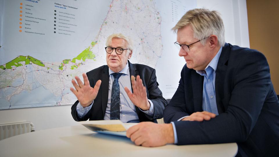 Poul Jakobsen (tv) og Søren Smalbro mødtes for at tale om kystsikring med drænrør. Foto: Hans Ravn