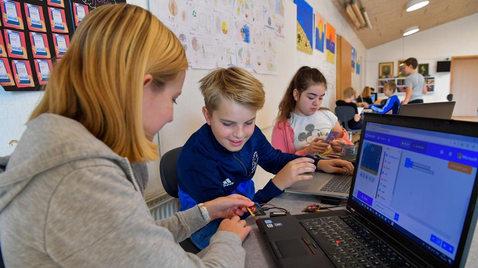 11-årige Jakob Lensvelt sad foran computeren og programmerede blinkende terninger som et led i sandsynlighedsregningen sammen med 11-årige Astrid Näsfors (t.v.) og 10-årige Gabriella Danielsen. Foto: Jesper Thomasen