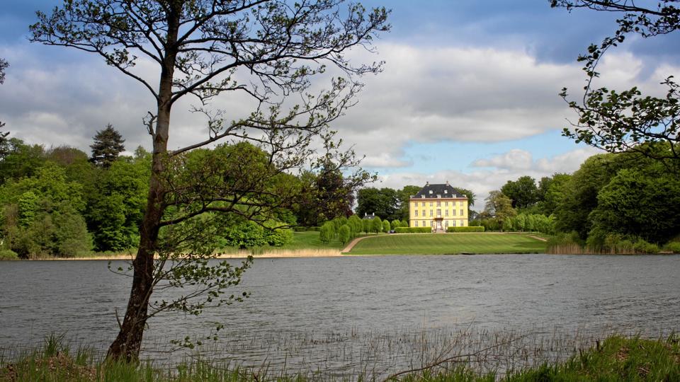 Furesøen. Dronninggård, også kendt som Næsseslottet, ligger ud til Furesø. Bygningen blev oprindelig opført som lystslot for dronning Sophie Amalie i 1661. Den nuværende bygning er opført 1782-83 til den rige handelsmand Frédéric de Coninck. <i>Nana Reimers /</i>