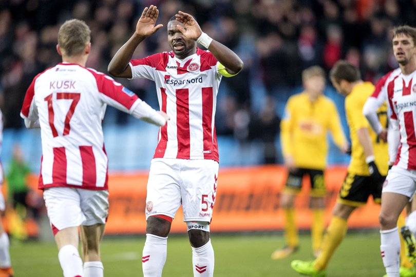 Jores Okore jubler her med Kasper Kusk - kort efter var der ikke meget at juble over. Foto: Lars Pauli