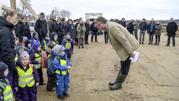 En stor flok børn fra den midlertidige børnehave Svinget i Støvring var også mødt frem for at se hvor de skal være fra 1. februar.