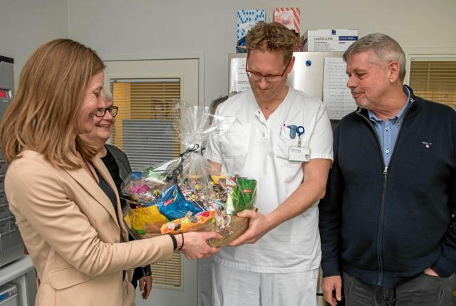 Ledende overlæge ved Akutmodtagelsen, Mark Ludwig, får overrakt gave og pris. Foto: Regionshospital Nordjylland