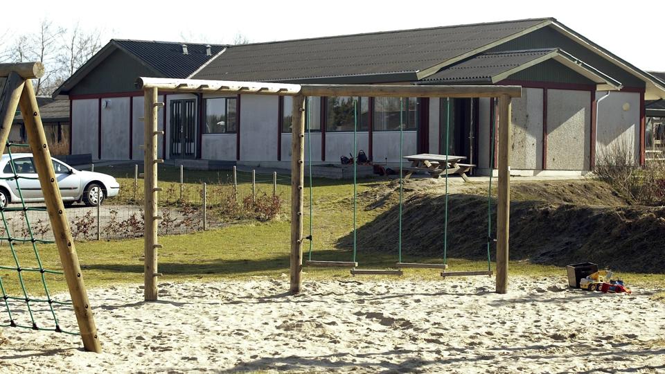 Hvornum Skole blev sammen med seks andre kommuneskoler blev nedlagt i 2010, hvor byrådet blev enige om en ny skolestruktur. I fremtiden kan den ske at blive midlertidigt hjem for turister og håndværkere. <i>Pressefotograf Henrik Bo</i>