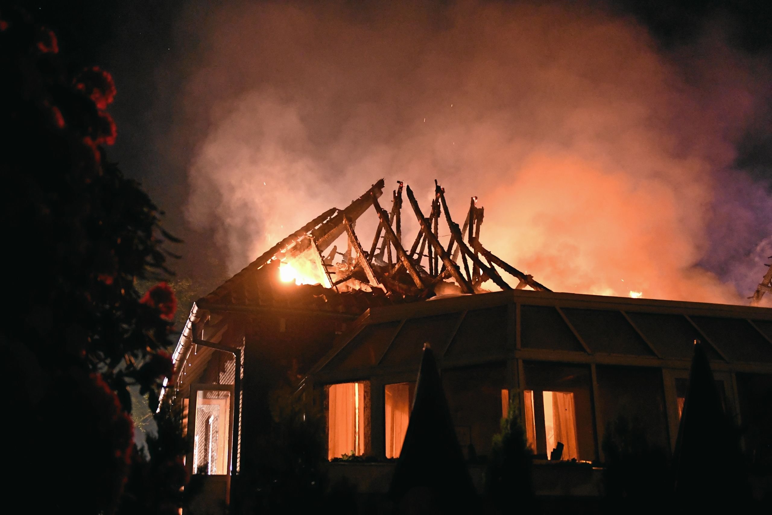 Video: Brand i restaurant rammer hårdt