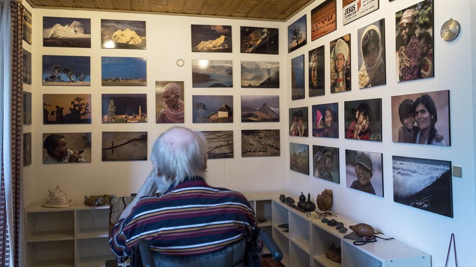 Et af de sidste billeder af Mogens Stryhn i hans hjem. På væggene hang mange af de fotos, der gjorde danskerne nysgerrige på verden i årtier. Arkivfoto: Laura Guldhammer <i>Laura Guldhammer</i>