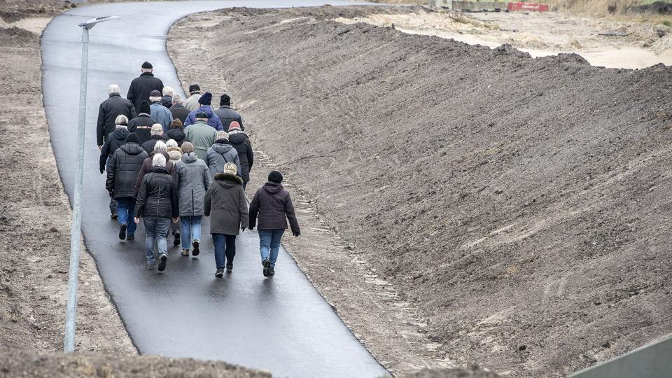 En flok seniorer traver rask afsted på den ny Kærholt-sti mellem Gug og Visse. Foto: Andreas Falck