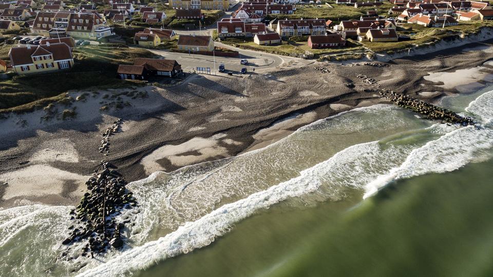 Der er akut behov for bedre kystsikring i Gammel Skagen. Her Solnedgangspladsen, som blev beskadiget under julestormen Urd i 2016.Arkivfoto: Peter Broen