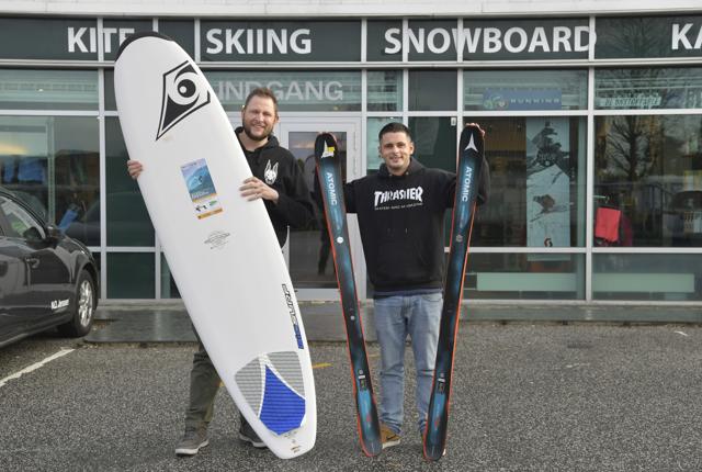 Her ses to meget glade mænd. Jens Reese Jørgensen (tv) og makkeren Jacob Christensen har nemlig overtaget Surf og Ski Aalborg.