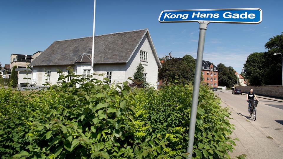 Grunden, hvor der er planer om at bygge, rummer i dag en logebygning. <i>Arkivfoto: Martin Damgård</i>