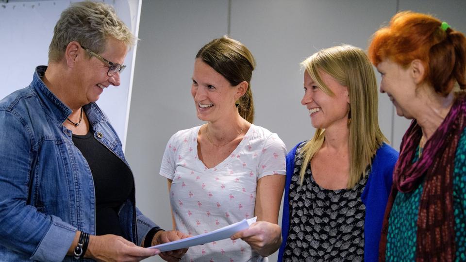 Ulla Vestergaard for underskrifterne fra Lisa Land og Naja Graugaard. Til højre Alice Brohus Skriver.Foto: Bo Lehm