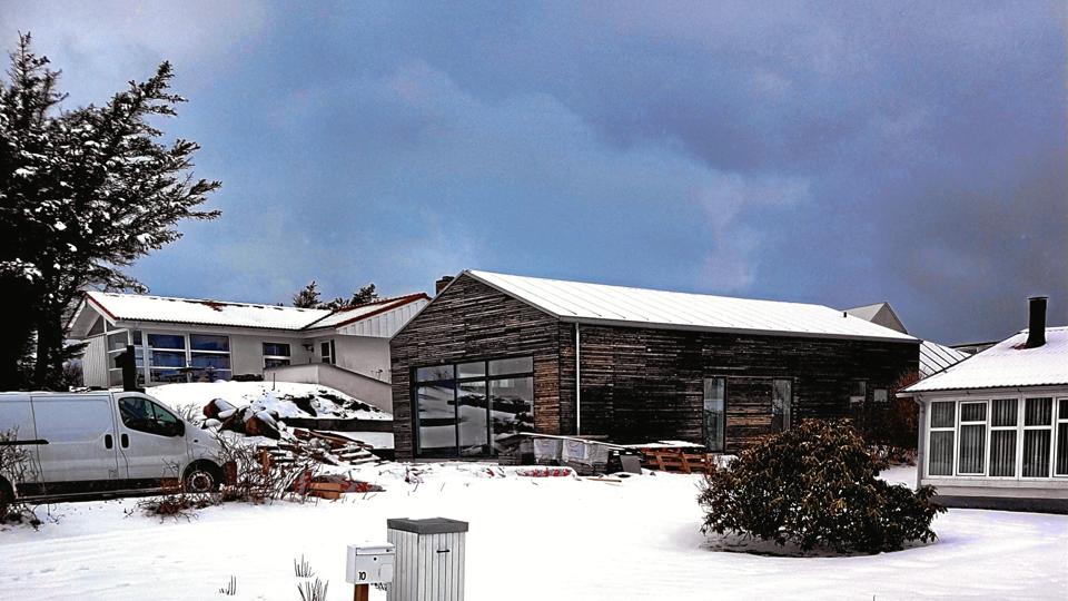 Cedertræshuset på Jens Bærentsvej i Blokhus har været ulovligt siden Planklagenævnet 2. november ophævede den dispensation, som ligger til grund for byggeriet. Når en ny lokalplan træder i kraft til efteråret, bliver huset lovligt. Privatfoto