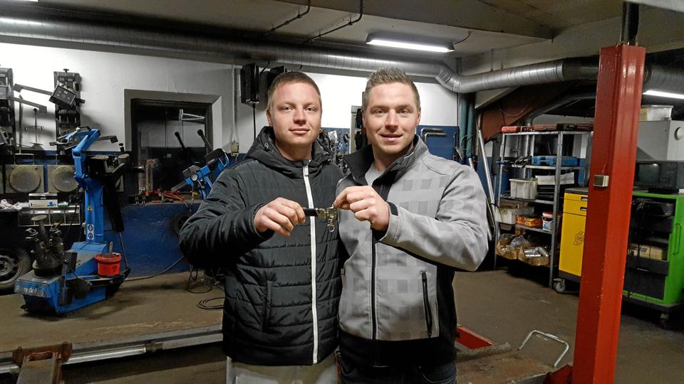 Brødreparret Jonas og Tobias Johansen er allerede rykket ind i værkstedet og ejendommen på Hjedsbækvej i Suldrup og i gang med et større oprydnings- og rengøringsarbejde. Privatfoto