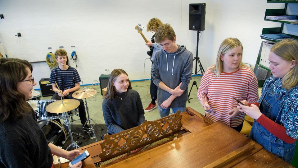 Victor Siewertsen (i midten) og Mia Bjerregaard Nielsen (i striber) ser med i X-faktor for at støtte klassekammeraten Christian. To andre klassekammerater var sidste fredag i København for at se showet live. Foto: Bo Lehm