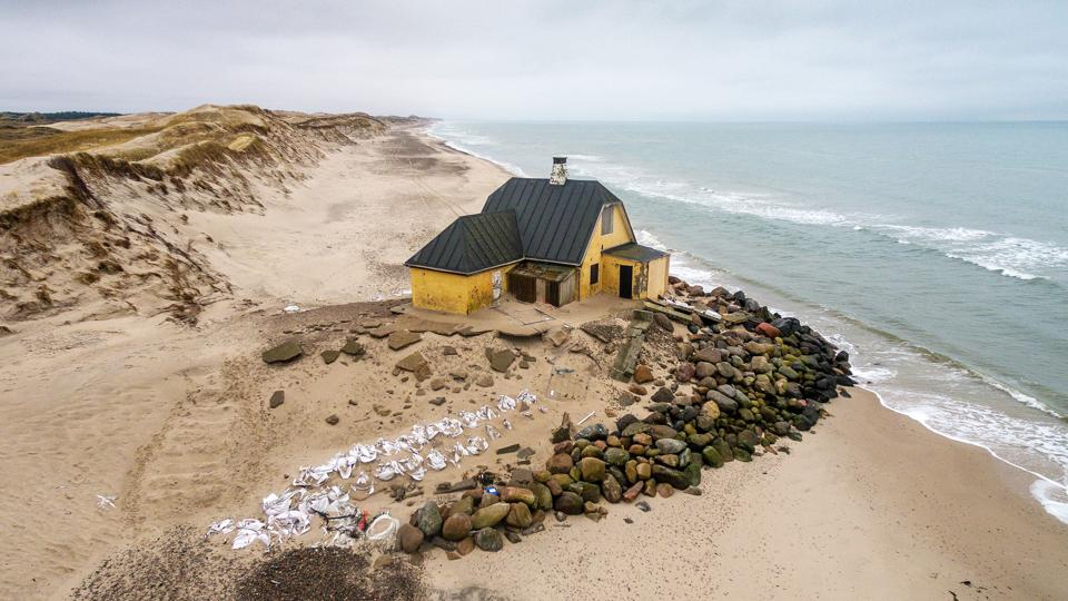 Fellen blev efter julestormen i 2016 sikret med udlæg af sandsække på skråningerne ud mod stranden.
Arkivfoto: Peter Broen