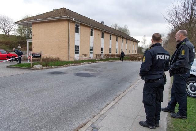 Nordjyllands Politi var onsdag i sidste uge massivt til stede i området ved Amerikavej 28 med et større antal politistyrker. De fire maskerede gerningsmænd er endnu ikke fundet. Foto: Henrik Bo