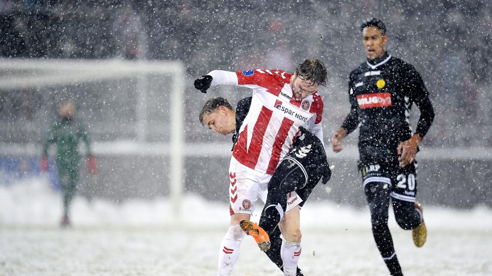 I marts 2018 spillede AaB også i snevejr. Nu rammer sneen igen. <i>Foto: Lars Pauli</i>