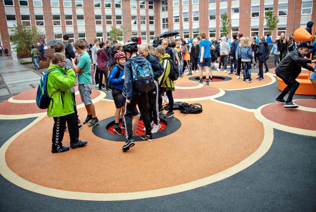 Elever fra 6. årgang på Bymarkskolen og Valsgård Skole var inviteret med til indvielsen på skolegården, som de selv kan se frem til at tage i brug næste skoleår.