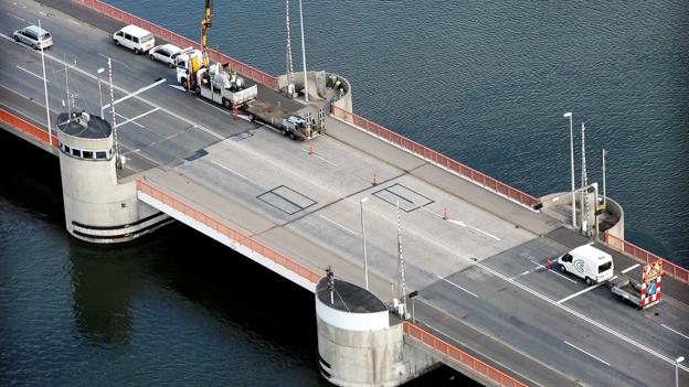 Hadsundbroen er løbende blevet renoveret, og det næste halve års tid bliver bærelejer og beton opfrisket. Arkivfoto: Peter Langkilde <i>Pressefotograf xxxxxxxxx</i>